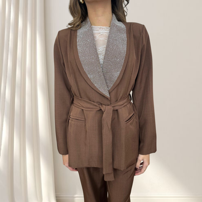 Tailleur Marrone con colletto di brillantini