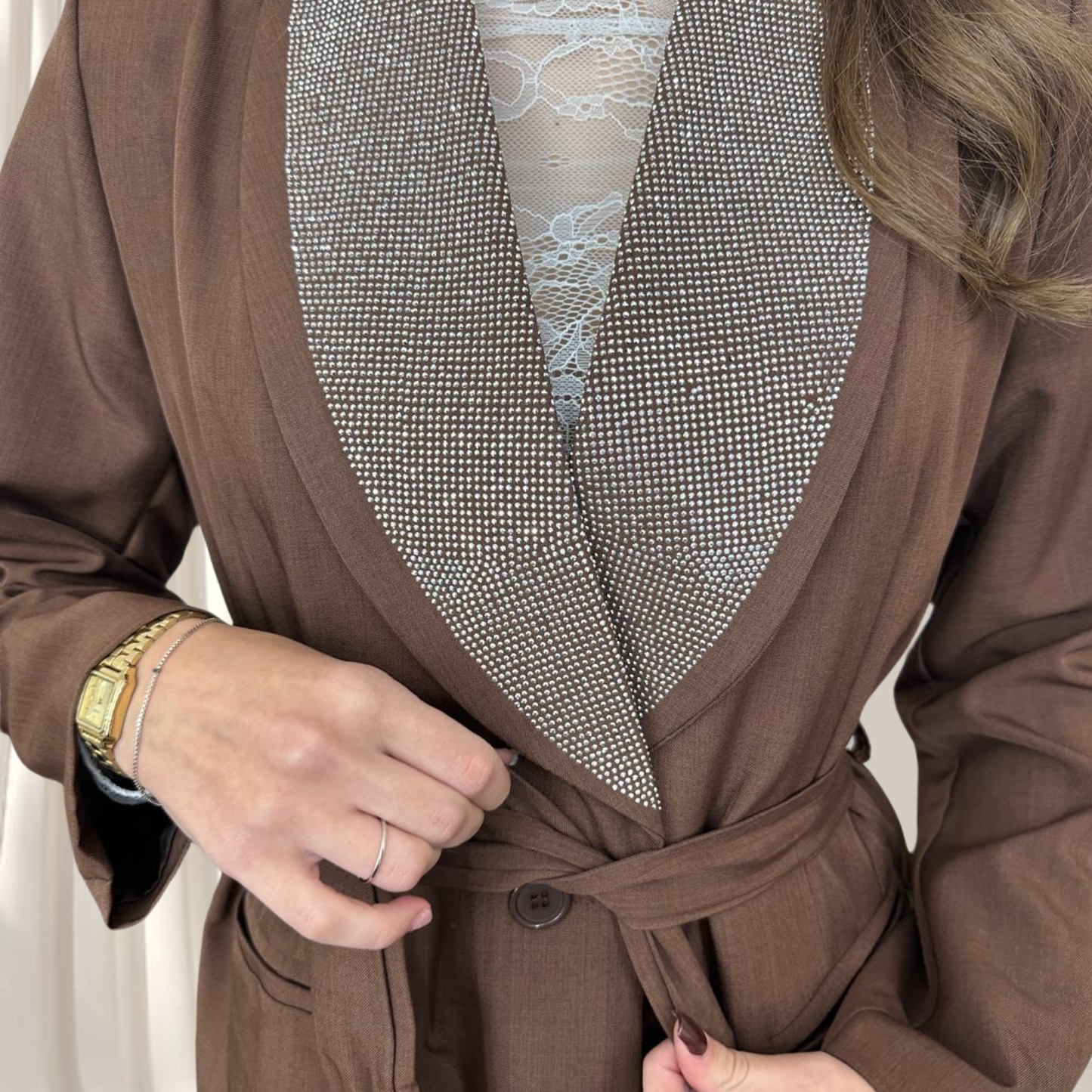 Tailleur Marrone con colletto di brillantini