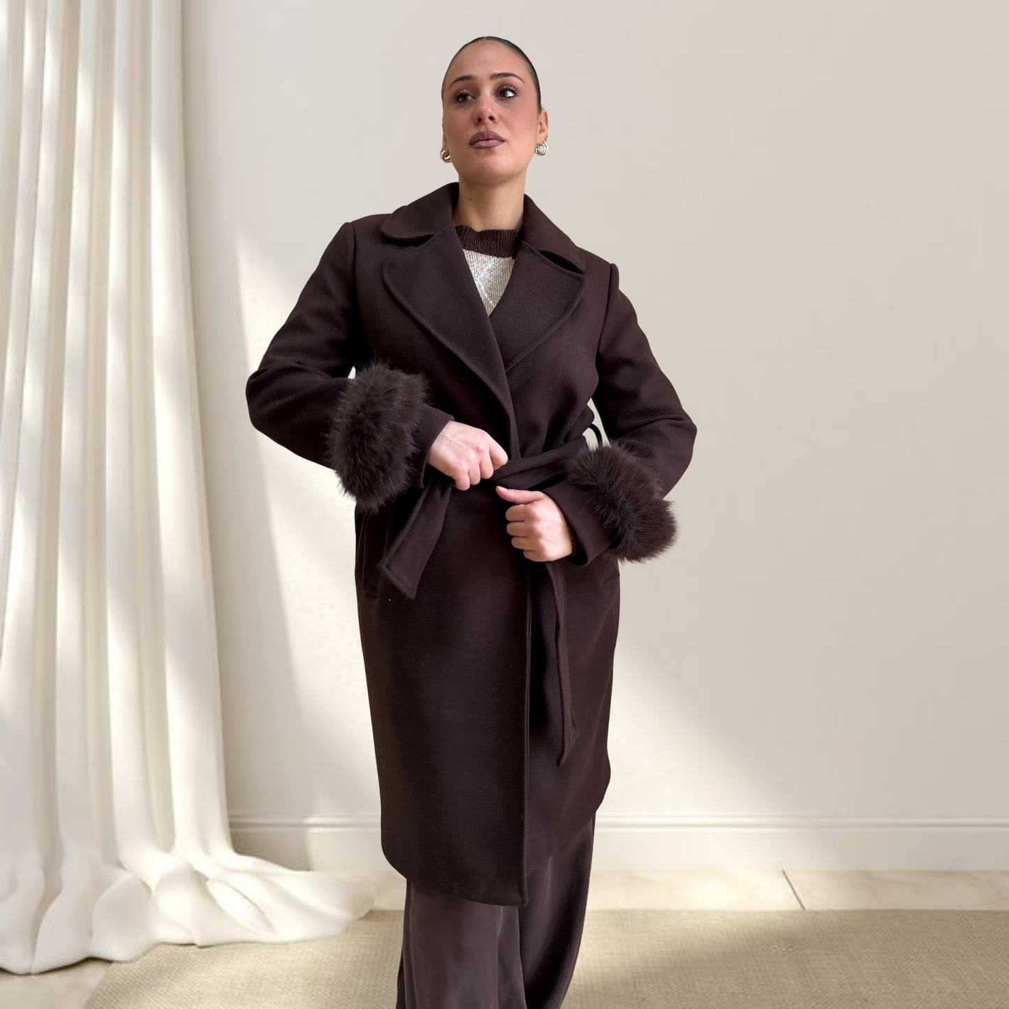 Cappotto con Manicotti in Eco-Pelliccia