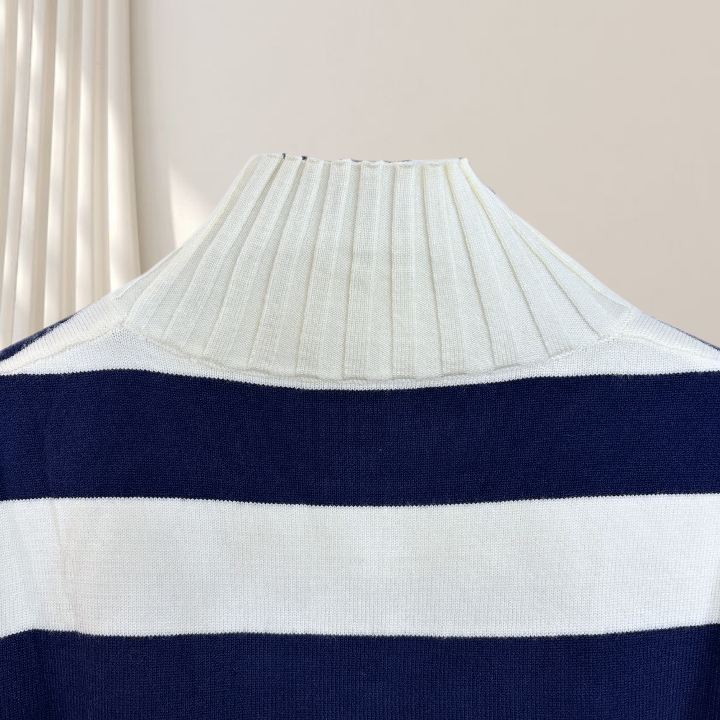 Maglione a strisce collo alto